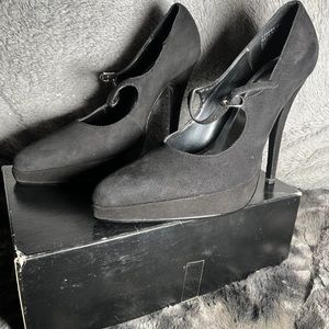 Colin Stuart Black suede Heels